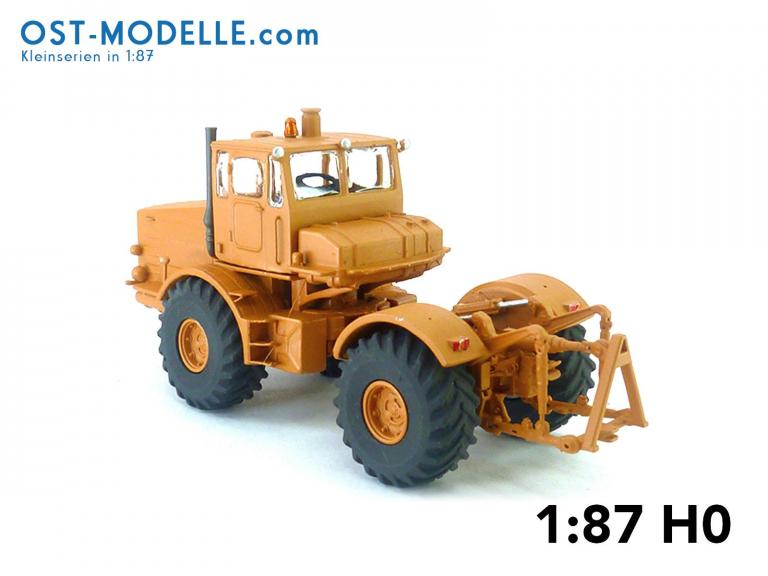 Traktor Kirovets K700 gelborange mit Motorverkleidung
